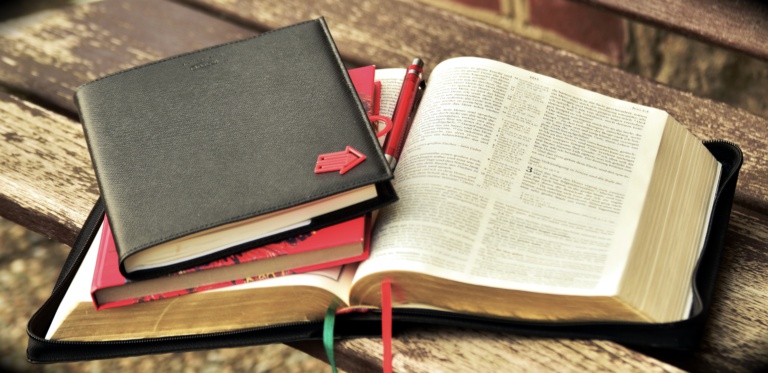 Bild Bibel mit Notizbuch und Kalender